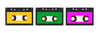 90 'lardan kalma eski moda ses kasetleri. Parlak renkli klipsli. Beyaz arkaplanda izole edilmiş hazır vektör çizimleri