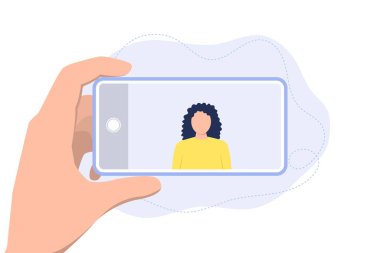 Adam elinde bir telefon tutuyor ve bir kızın fotoğrafını çekiyor..