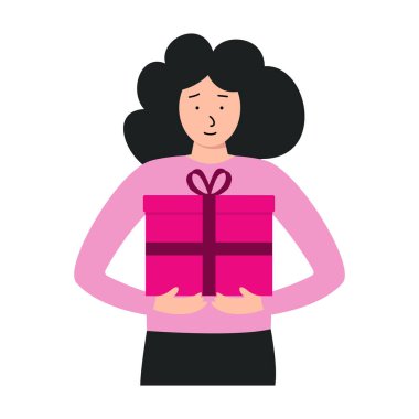 Kıvırcık saçlı bir kadın pembe bir hediye kutusu sunuyor. Özel bir etkinliği ya da tatili kutlamak için sıcak bir yerde dikildiği için heyecanlı görünüyor. Yüzü mutluluk saçıyor, birisi için hoş bir sürpriz olduğunu gösteriyor.