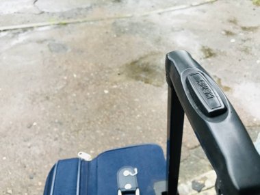 Genişletilmiş kullanım için bavul sapının düğmesine basılı yakın plan görüntüsü