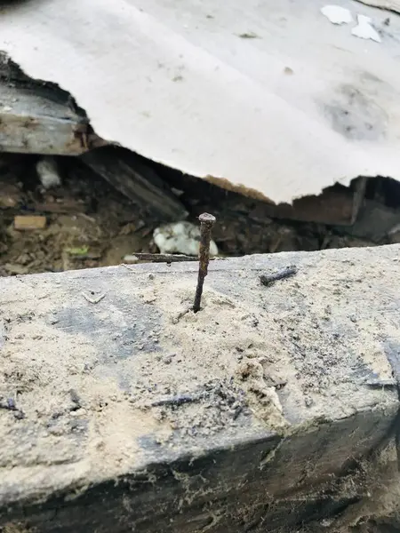 Ahşap yüzeye saçılmış inşaat atıkları