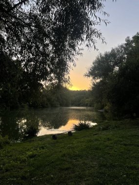 Gün batımında gölde sakin bir an..