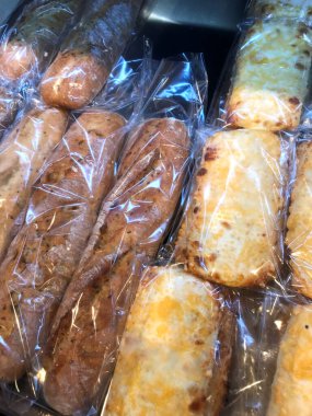 Çeşitli ekmekler paketler halinde müşterileri bekliyor..