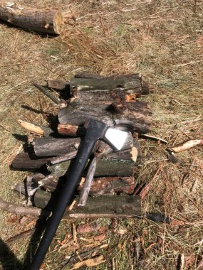 Odunlar güneşli bir bölgede baltayla doğramak için istiflenir..