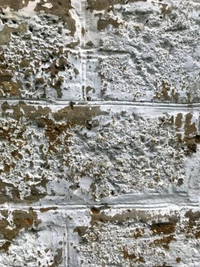 Yıpranmış bir tuğla duvarın yakın plan görüntüsü.