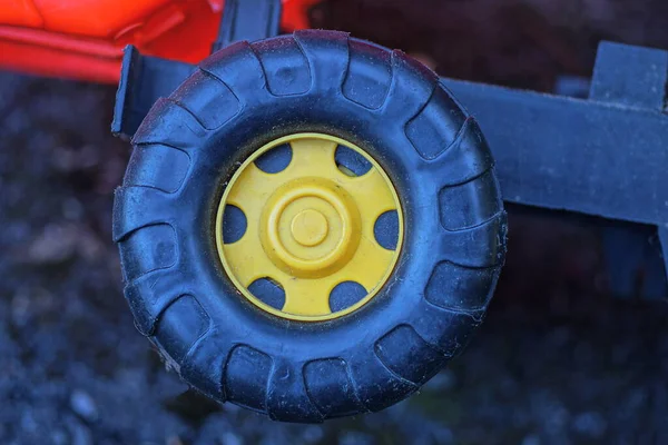 Uma Grande Roda Amarela Preta Plástico Carro Brinquedo — Fotografia de Stock