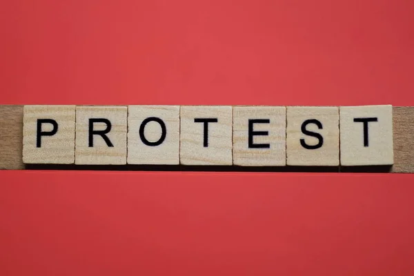 Texto Palavra Protesto Pequenas Letras Madeira Cinza Com Fonte Preta — Fotografia de Stock