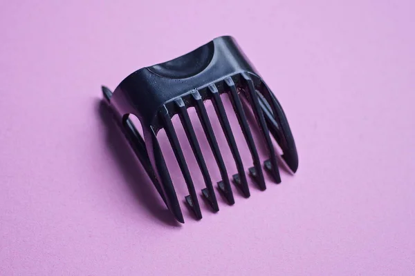 Una Gran Cortadora Pelo Plástico Negro Encuentra Una Mesa Rosa — Foto de Stock