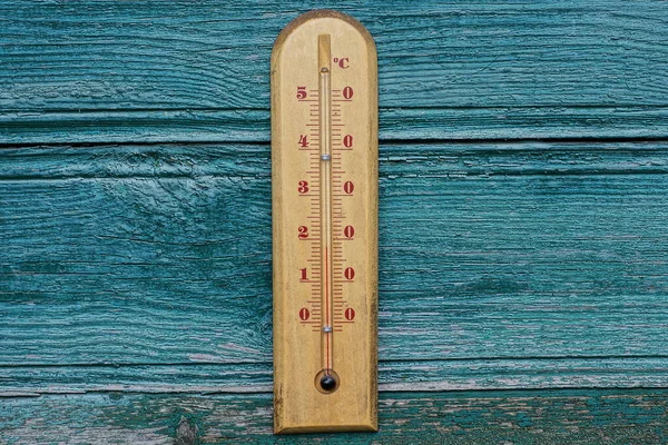 Один Коричневый Термометр Висит Зеленой Деревянной Стене Снаружи — стоковое фото