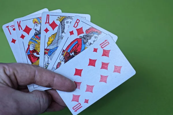 Hand Innehav Spelkort Med Royal Flush Kombination Grön Bakgrund — Stockfoto