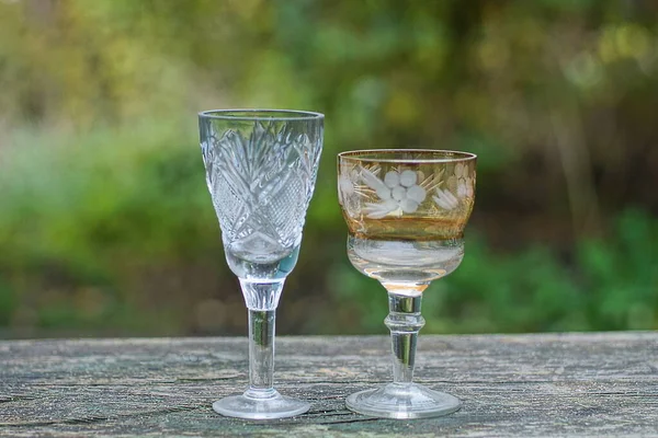 Dwa Białe Brązowe Szklane Kryształowe Kielichy Szarym Drewnianym Stole Zewnątrz — Zdjęcie stockowe