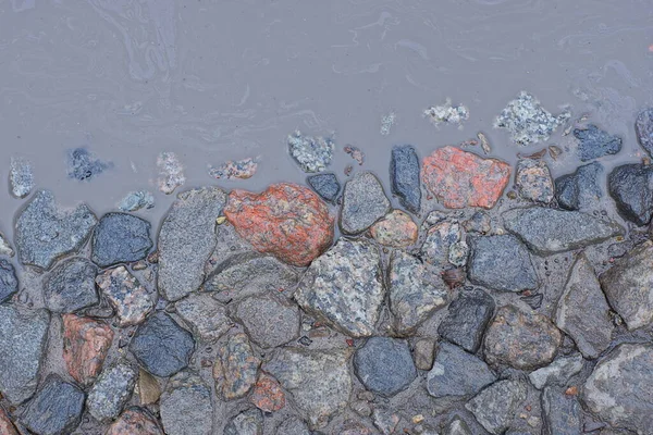 Textura Pequenas Pedras Marrons Cinzentas Molhadas Chão Poças Água Sujas — Fotografia de Stock