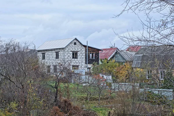 Een Grote Witte Baksteen Particulier Huis Bijgebouwen Tussen Bomen Struiken — Stockfoto
