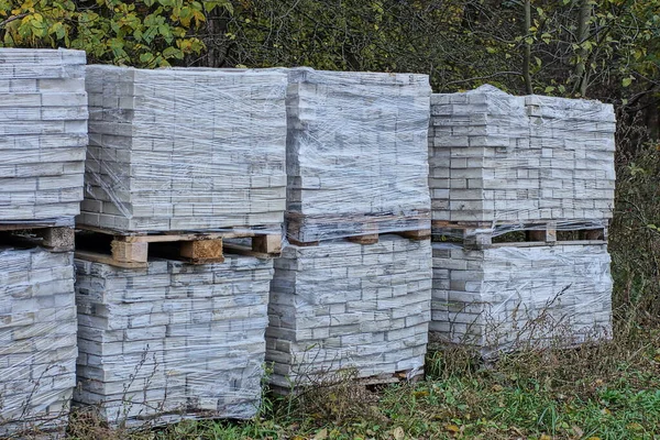 Σειρά Τετράγωνα Κουτιά Πλαστική Συσκευασία Πλακόστρωτα Τούβλα Σταθεί Στο Πράσινο — Φωτογραφία Αρχείου