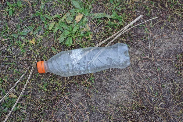 Basura Una Botella Vacía Plástico Blanco Yace Suelo Gris Hierba —  Fotos de Stock