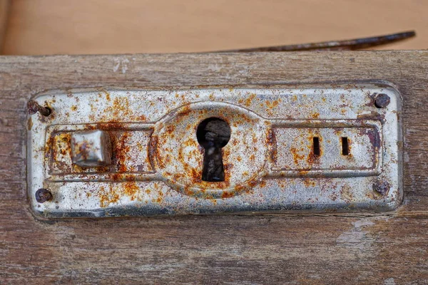 Velho Buraco Fechadura Metal Cinza Ferrugem Uma Porta Madeira Marrom — Fotografia de Stock