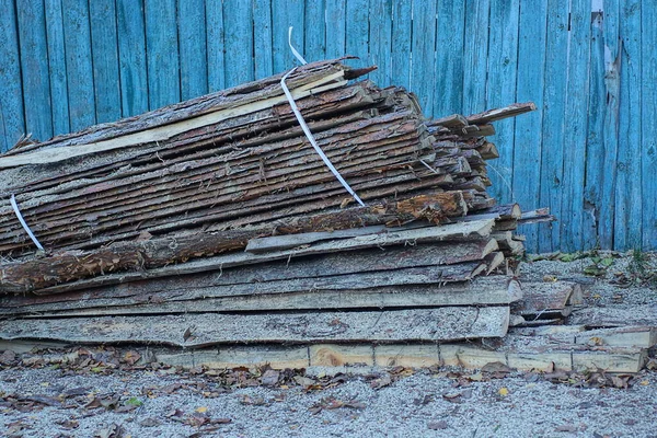 Ein Haufen Brennholz Aus Langen Brettern Und Baumstämmen Auf Der — Stockfoto