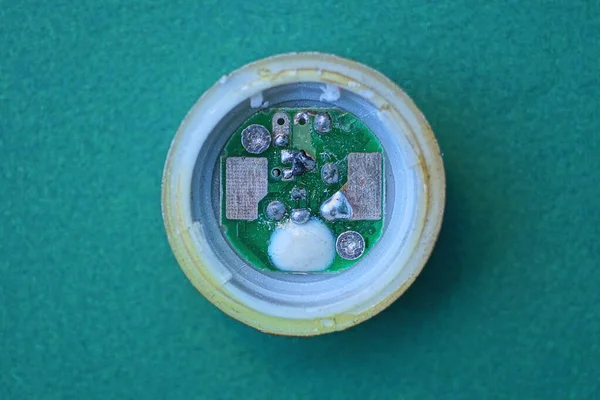 Petit Microcircuit Électronique Dans Couvercle Rond Plastique Gris Sur Une — Photo