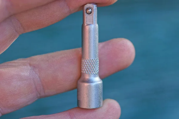 Dedos Mão Segurar Pequeno Adaptador Metal Cinza Para Uma Chave — Fotografia de Stock