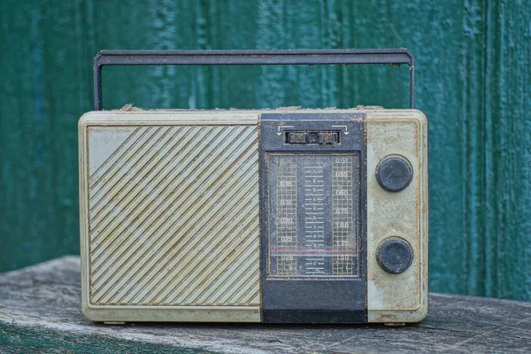 Velho Rádio Preto Cinza Plástico Sujo Fica Uma Mesa Contra — Fotografia de Stock