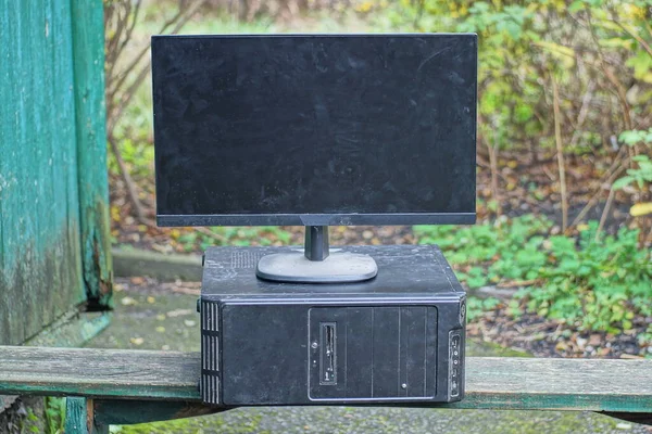 Vecchio Computer Desktop Nero Grande Monitor Sporco Poggiano Tavolo Legno — Foto Stock