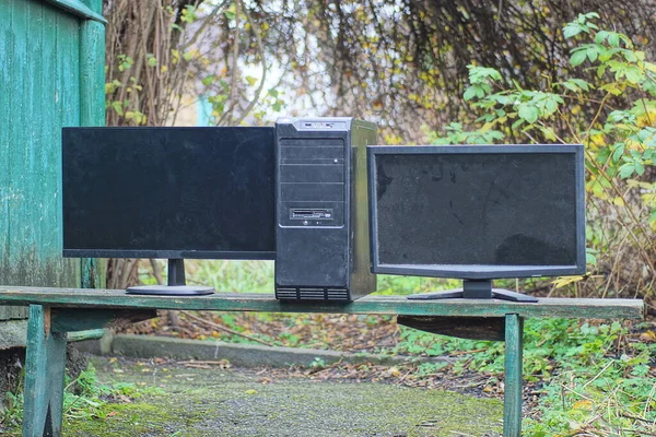 Ένα Παλιό Μαύρο Επιτραπέζιο Υπολογιστή Και Δύο Μεγάλα Βρώμικα Οθόνες — Φωτογραφία Αρχείου