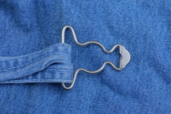Один Серый Металлический Застежка Голубой Тюль Ткань Ремня Одежде — стоковое фото