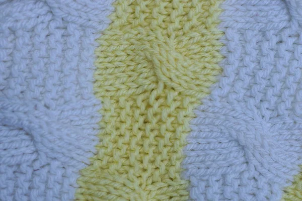 Weiße Textur Aus Einem Zerknitterten Kleidungsstück Mit Gelbem Streifen — Stockfoto