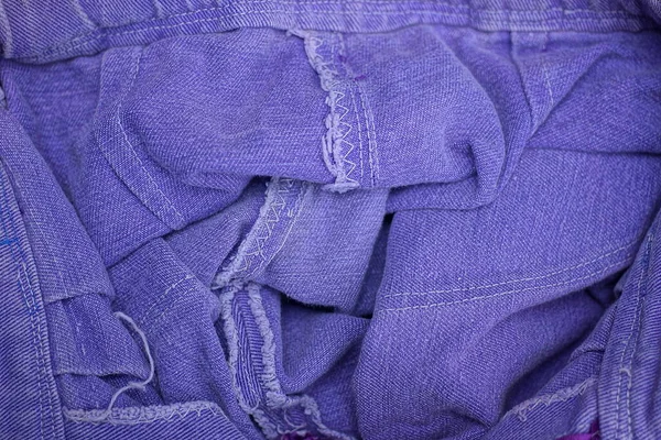 薄紫色の生地に砕いた物質の質感 — ストック写真