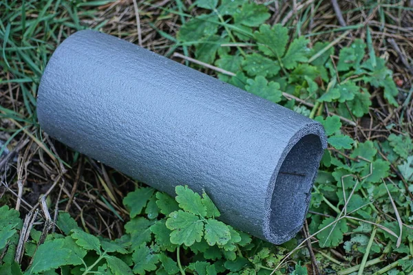 Egy Darab Egy Nagy Szürke Műanyag Cső Fekszik Földön Zöld — Stock Fotó
