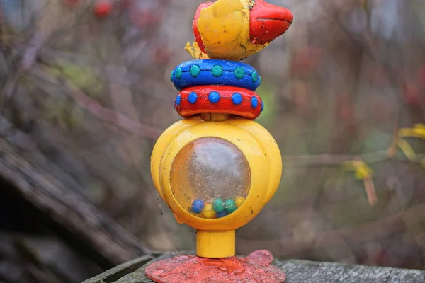 Chocalho Brinquedo Plástico Sujo Colorido Uma Mesa Fundo Cinza Rua — Fotografia de Stock