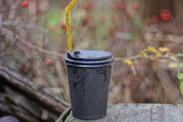 Одна Большая Черная Бумажная Чашка Кофе Закрыта Пластиковой Крышкой Грязной — стоковое фото