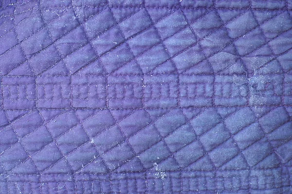 衣服上有花纹的紫色 肮脏的旧物质制成的织物质感 — 图库照片