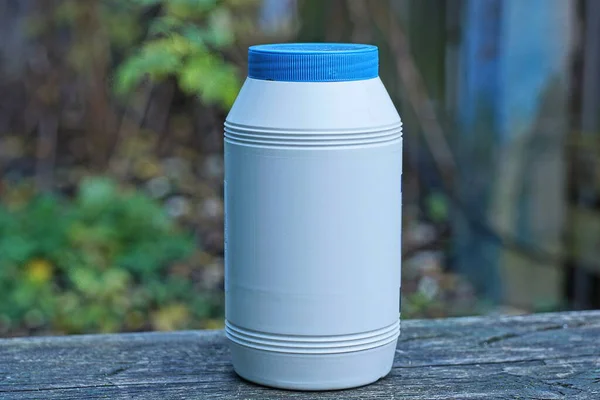 Ein Großes Weißes Plastikgefäß Mit Blauem Deckel Steht Draußen Auf — Stockfoto