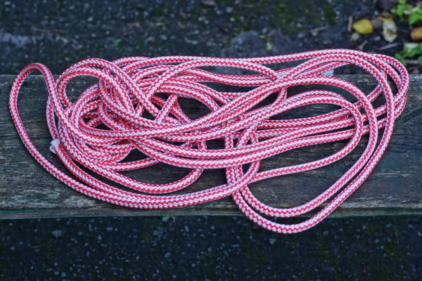 Una Madeja Cuerda Gruesa Roja Blanca Yace Una Mesa Madera — Foto de Stock