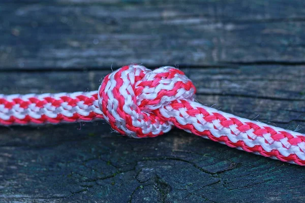 Шматок Товстої Біло Червоної Мотузки Вузлом Лежить Сірому Дерев Яному — стокове фото