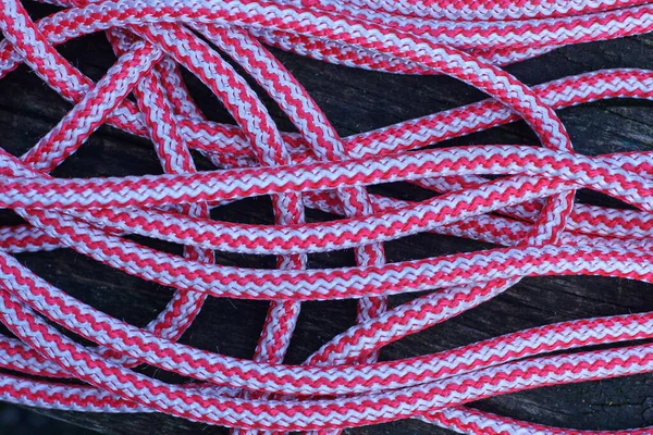 Textura Uma Pilha Cordel Corda Branca Vermelha Grossa Uma Mesa — Fotografia de Stock