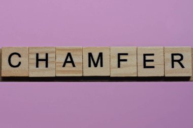 Chamfer kelimesi ahşap gri harflerden yapılmıştır. Mor bir arka planda yatar.