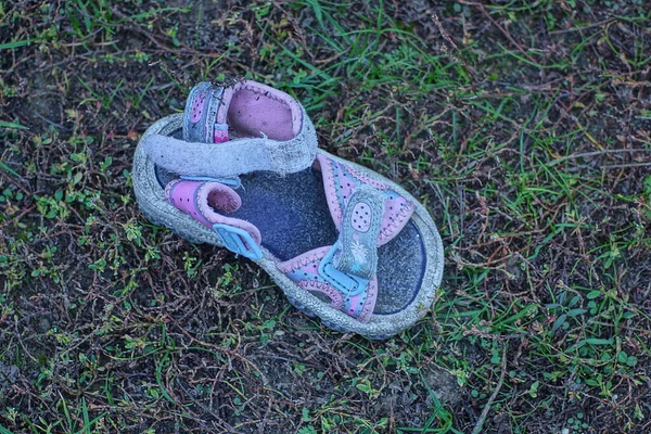 One Small Old Dirty Colored Summer Sandal Stands Grass Ground — Stock Photo, Image
