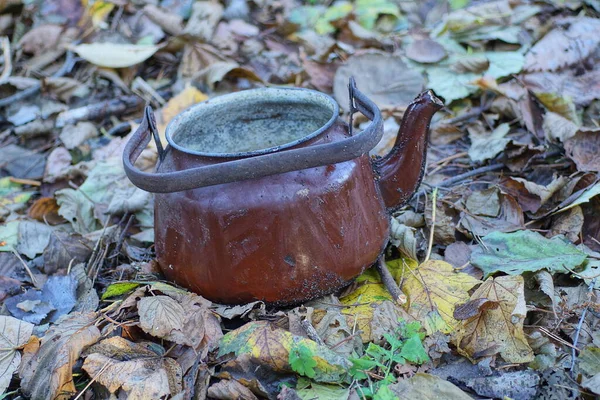 Один Старий Коричневий Брудний Емальований Металевий Чайник Стоїть Землі Сухе — стокове фото