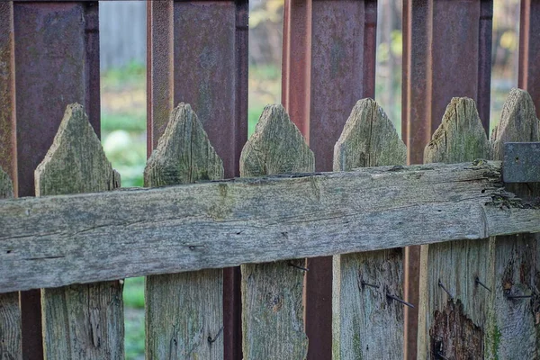 Egy Szürke Fából Készült Kerítés Egy Része Utcán Egy Barna — Stock Fotó