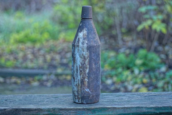 Одна Велика Закрита Брудна Стара Сіра Чорна Пластикова Пляшка Стоїть — стокове фото
