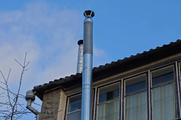 Ein Grauer Langer Metallrohrschornstein Auf Einem Braunen Dachboden Und Fenster — Stockfoto
