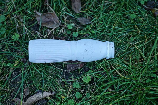 Lixo Uma Grande Garrafa Plástico Branco Encontra Grama Verde Natureza — Fotografia de Stock