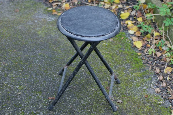 Uma Cadeira Redonda Preta Metal Está Asfalto Rua — Fotografia de Stock