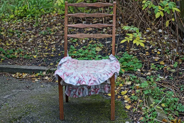 Une Vieille Chaise Bois Brun Avec Tissu Coloré Sur Siège — Photo