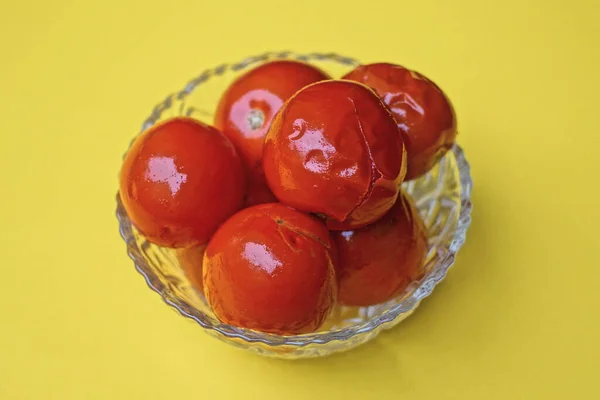 Garść Czerwonych Kwaśnych Pomidorów Szklanej Tacy Stoi Żółtym Stole — Zdjęcie stockowe