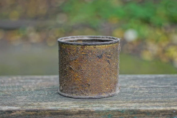 Uma Lata Alumínio Marrom Sujo Velho Está Uma Mesa Cinza — Fotografia de Stock
