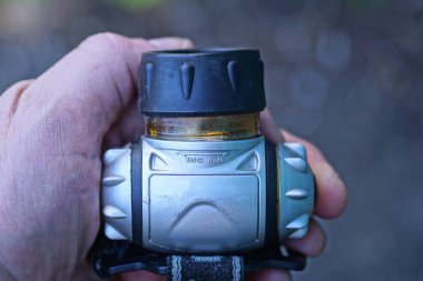 Elinde gri siyah plastik bir lamba vardı.