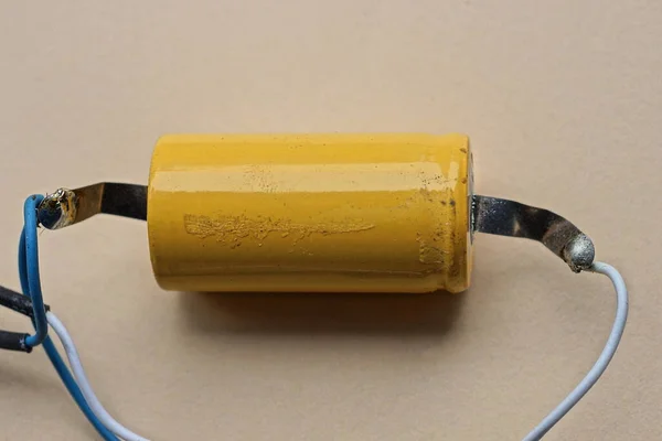 Detalhe Resistor Metal Amarelo Velho Com Fios Soldados Encontra Uma — Fotografia de Stock